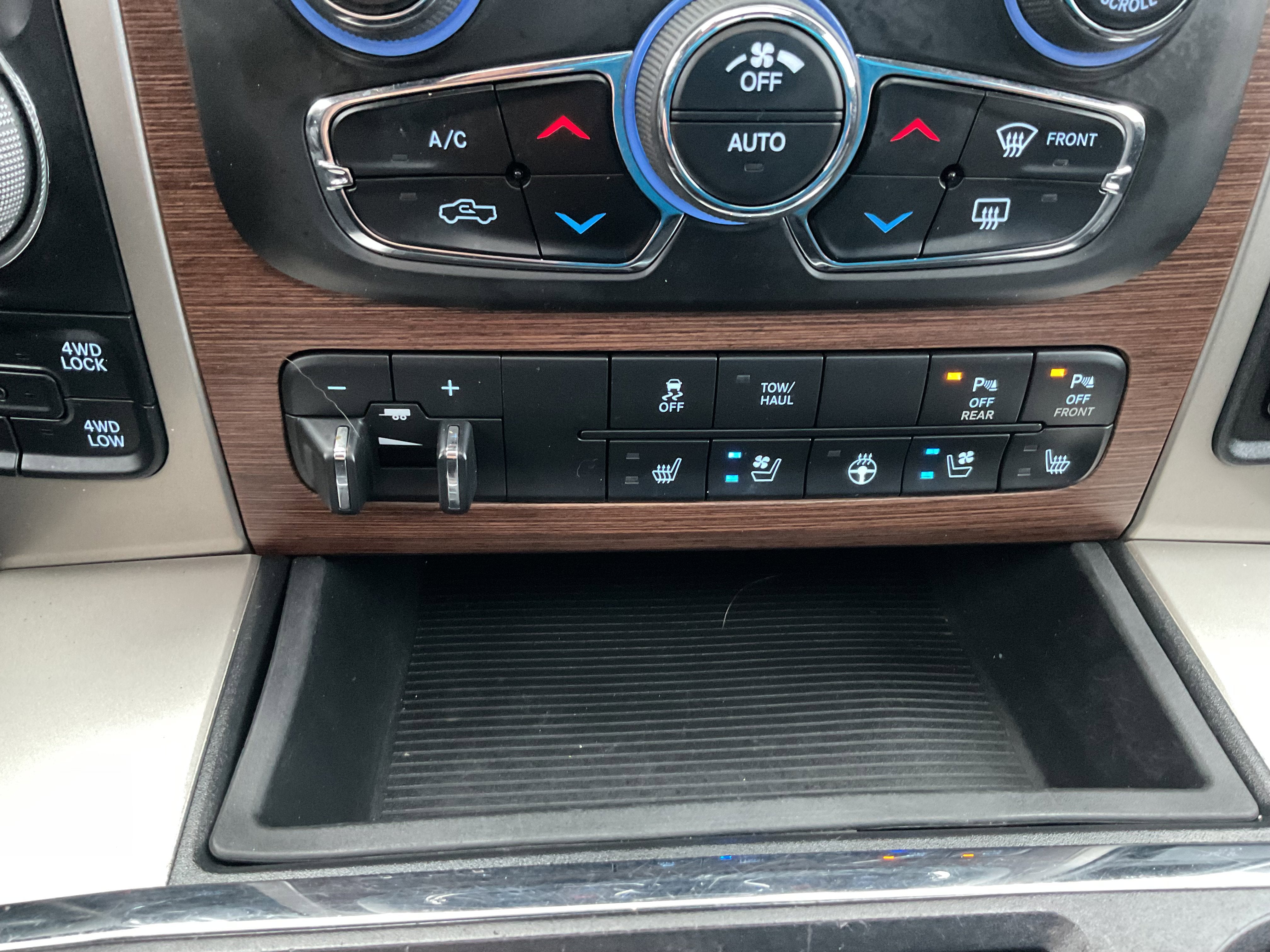 2014 RAM 1500 Laramie 4x4 Hemi