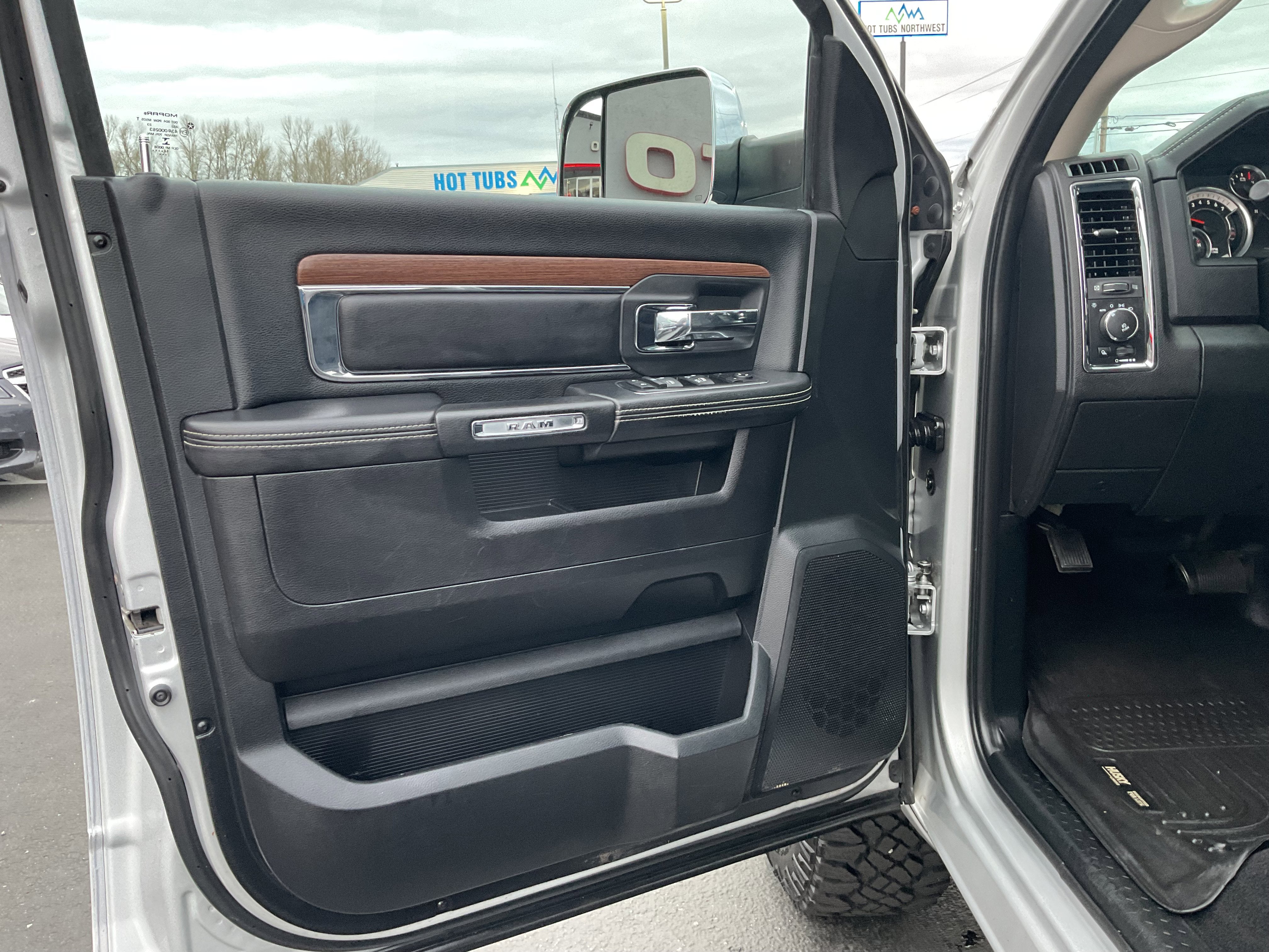 2014 RAM 1500 Laramie 4x4 Hemi