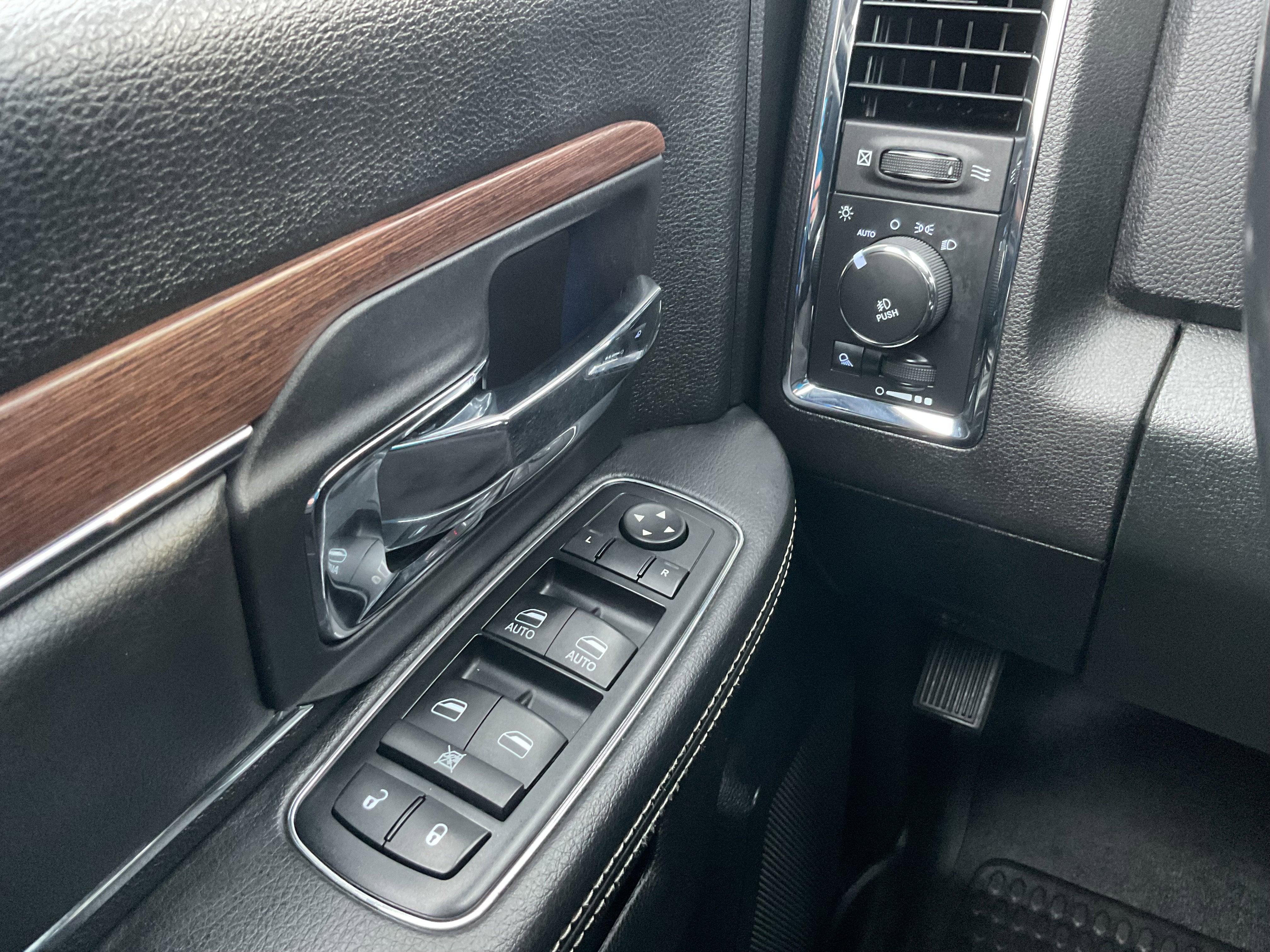 2014 RAM 1500 Laramie 4x4 Hemi