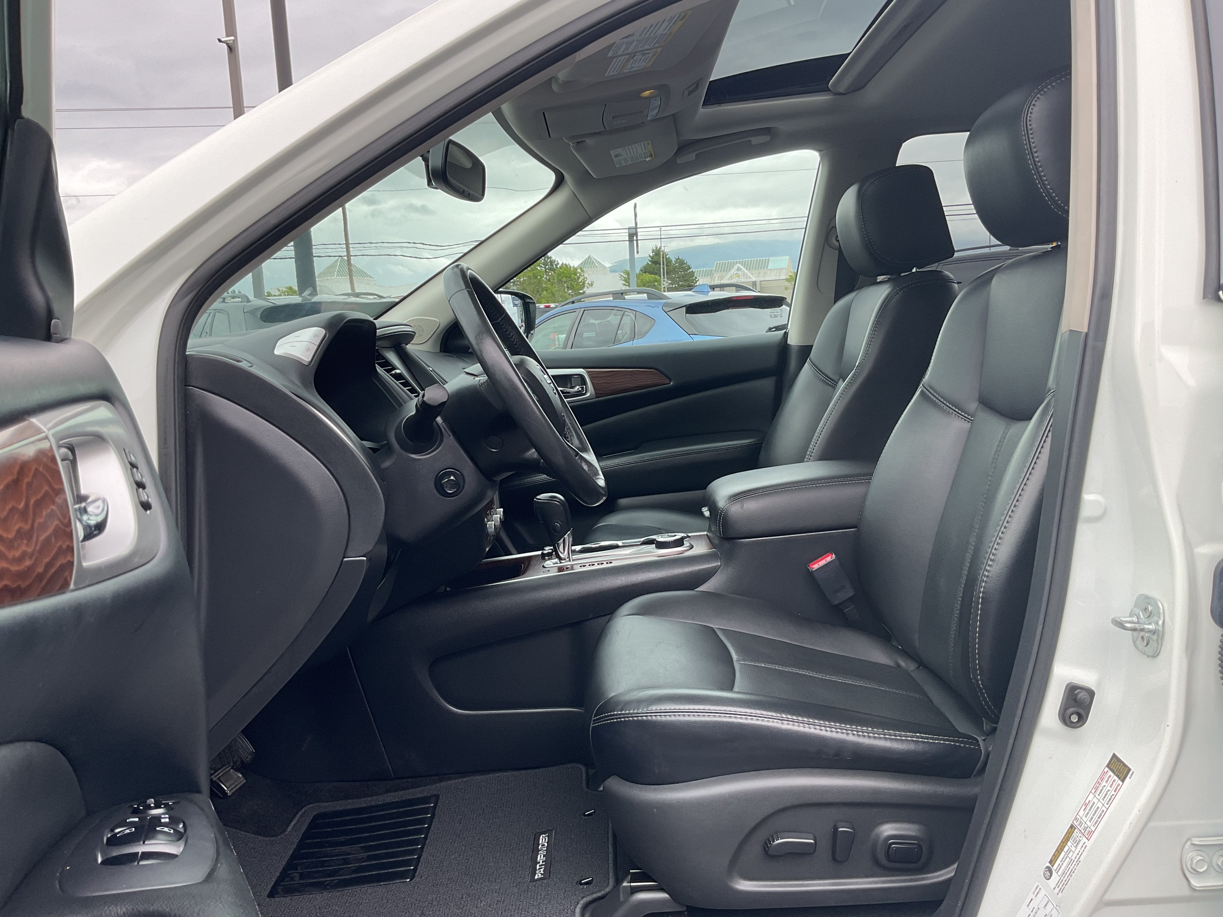 2017 Nissan Pathfinder Platinum 3rd row 4x4