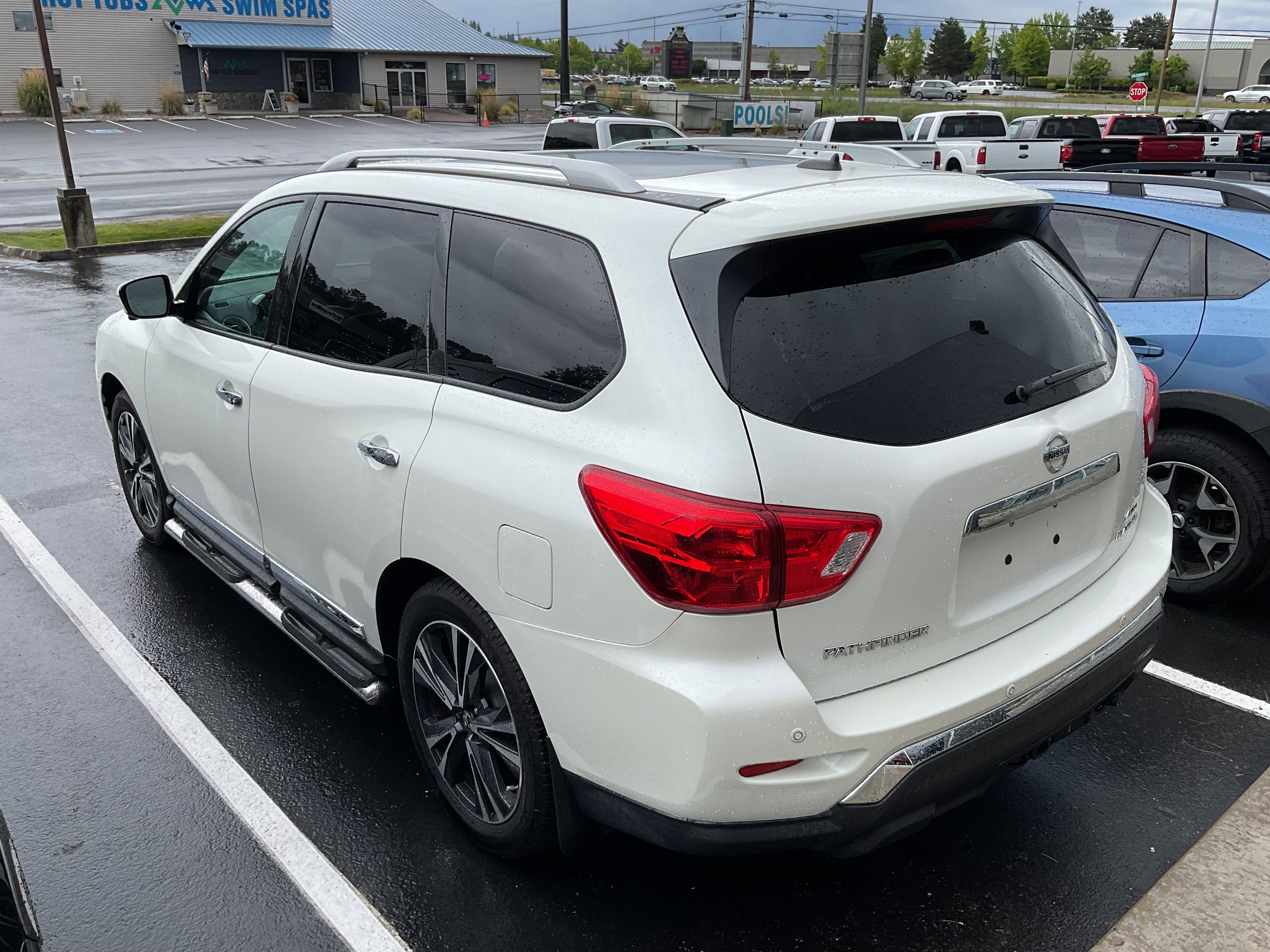 2017 Nissan Pathfinder Platinum 4x4 w/3rd row