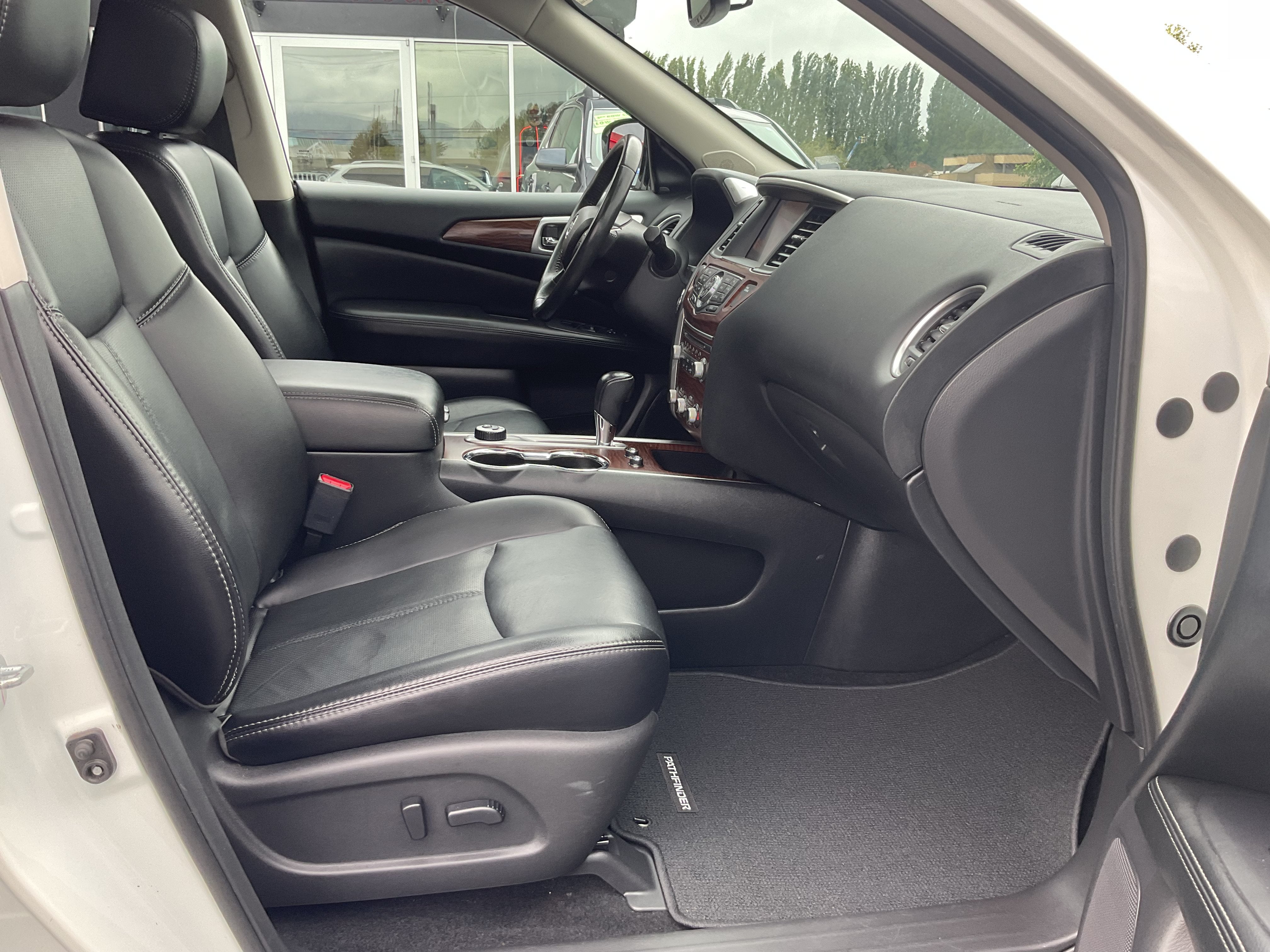 2017 Nissan Pathfinder Platinum 3rd row 4x4